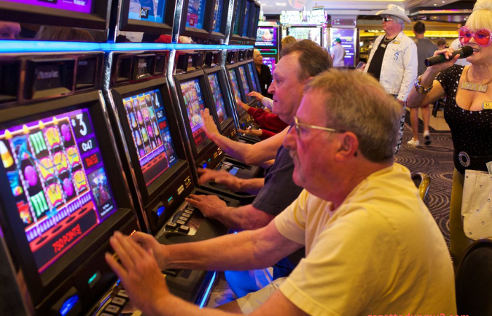 Why do gamblers like to play slot games?